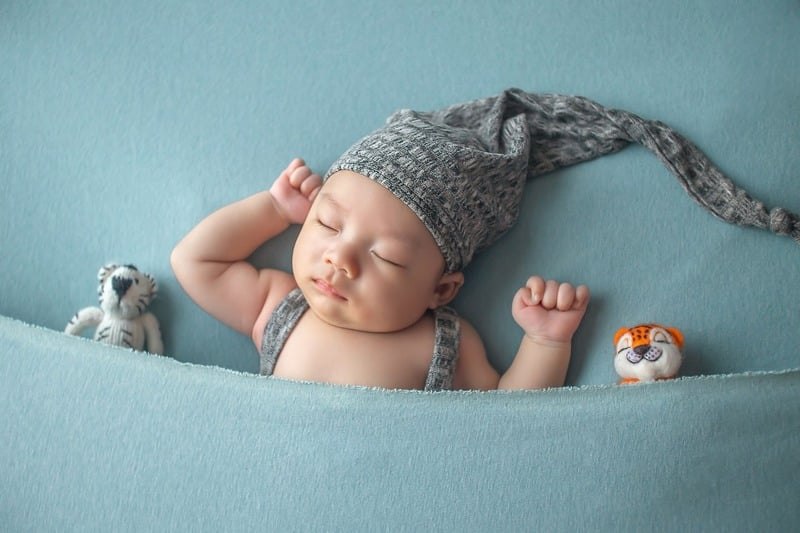 Bébé endormi paisiblement dans une ambiance douce